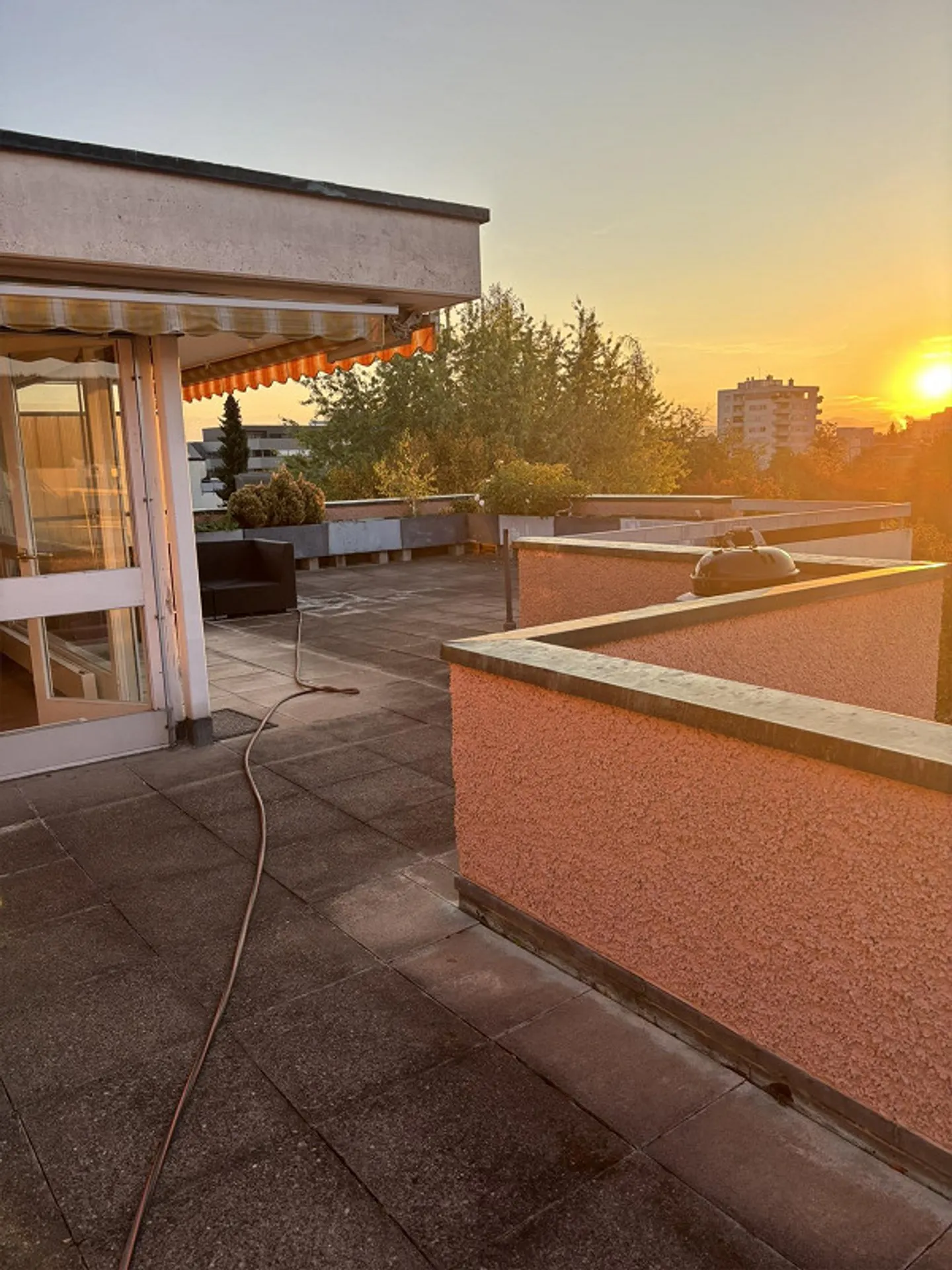 Appartement en attique de 3,5 pièces avec terrasse entourant de 80 m² à louer - Photo 3 sur 10
