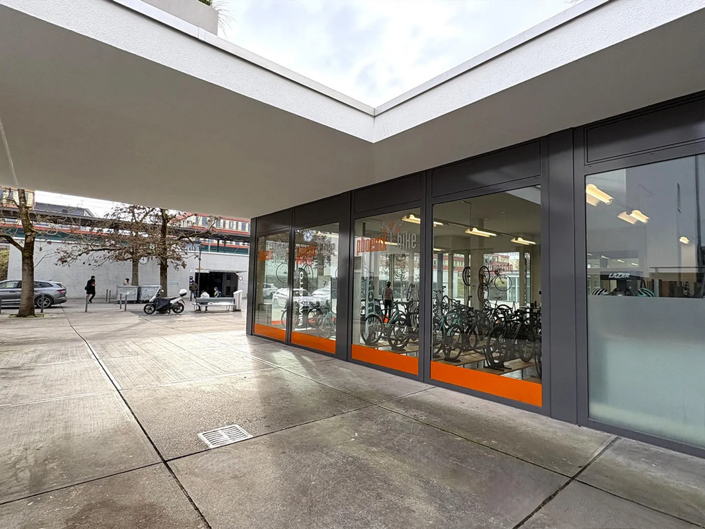 Espace commercial loué près de la gare de Baar - Investissement attrayant - Photo 2 sur 6