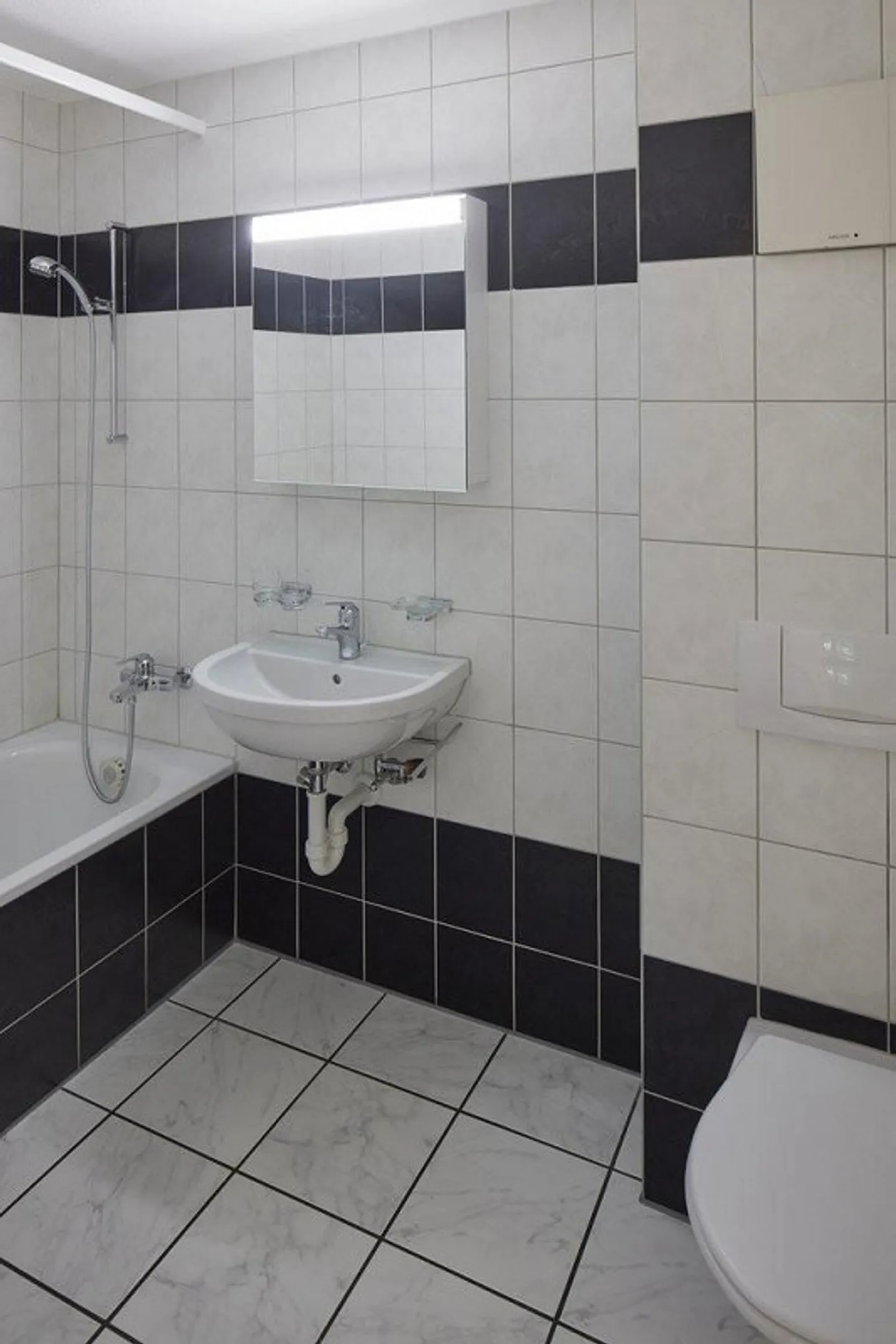 RENT WITHOUT DEPOSIT - Quiet development on the edge of the forest and yet central - Photo 6 of 6