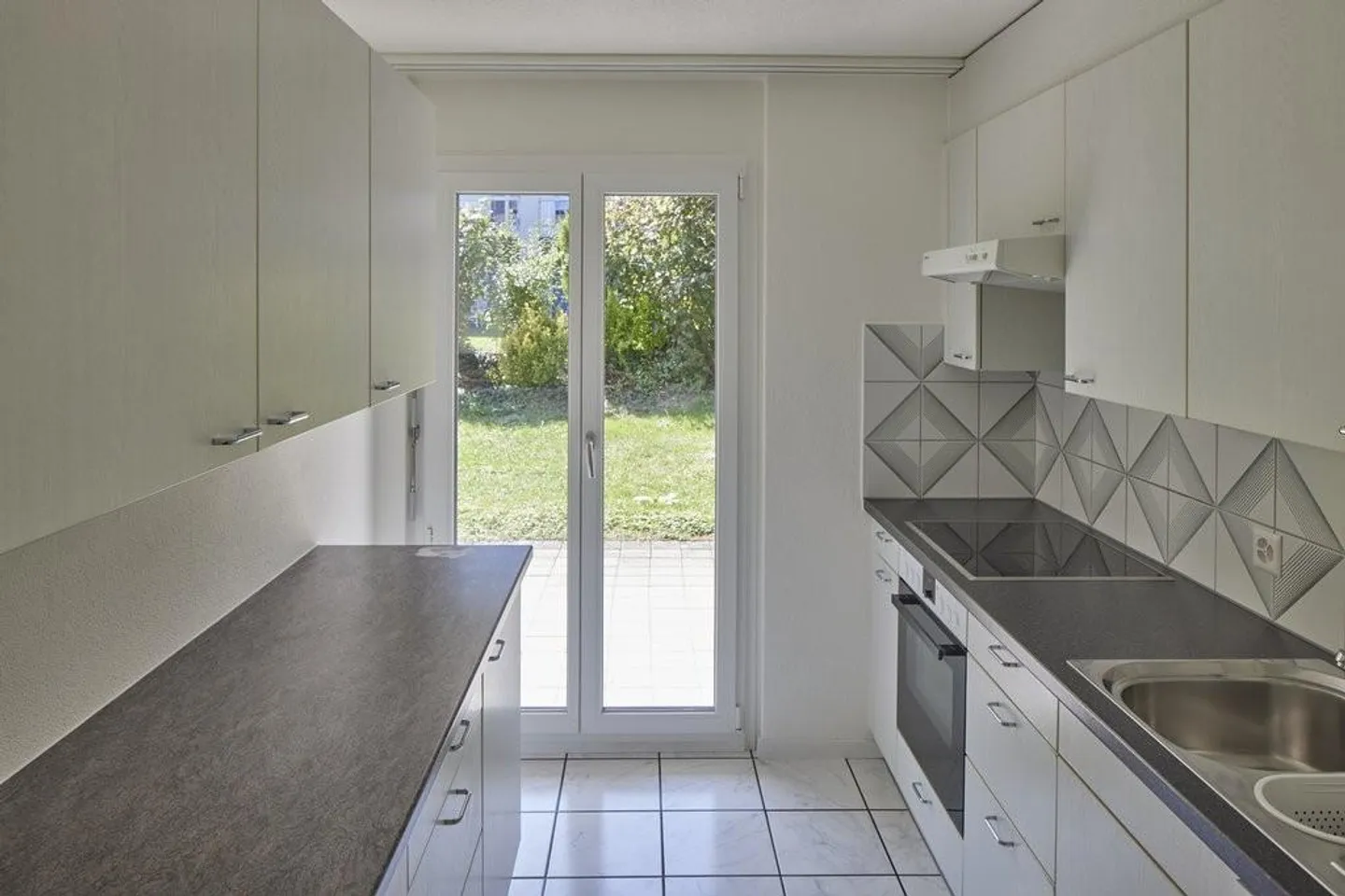 RENT WITHOUT DEPOSIT - Quiet development on the edge of the forest and yet central - Photo 3 of 6
