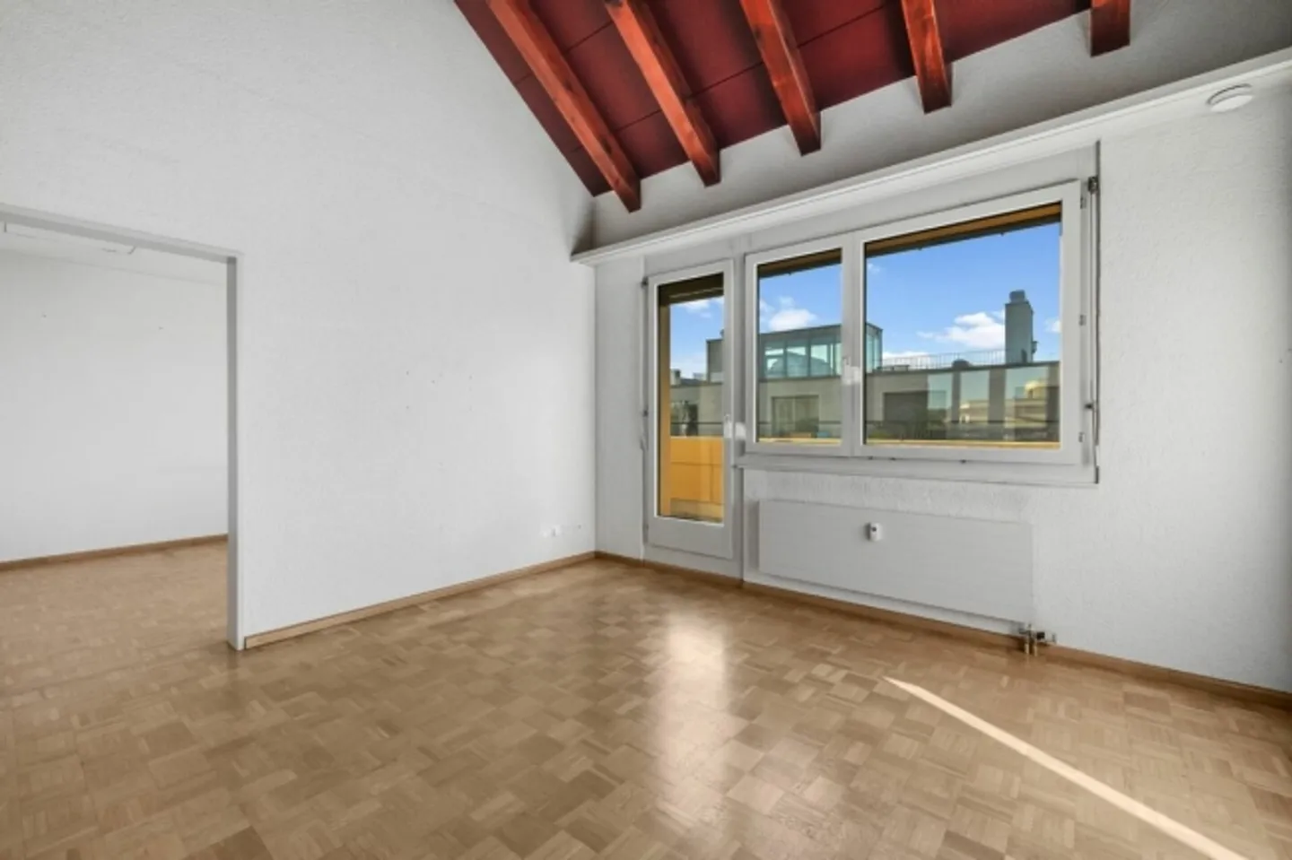 Vivere con vista sui tetti - Appartamento attico di 4,5 stanze con 2 terrazze e 2 posti auto - Foto 3 di 13