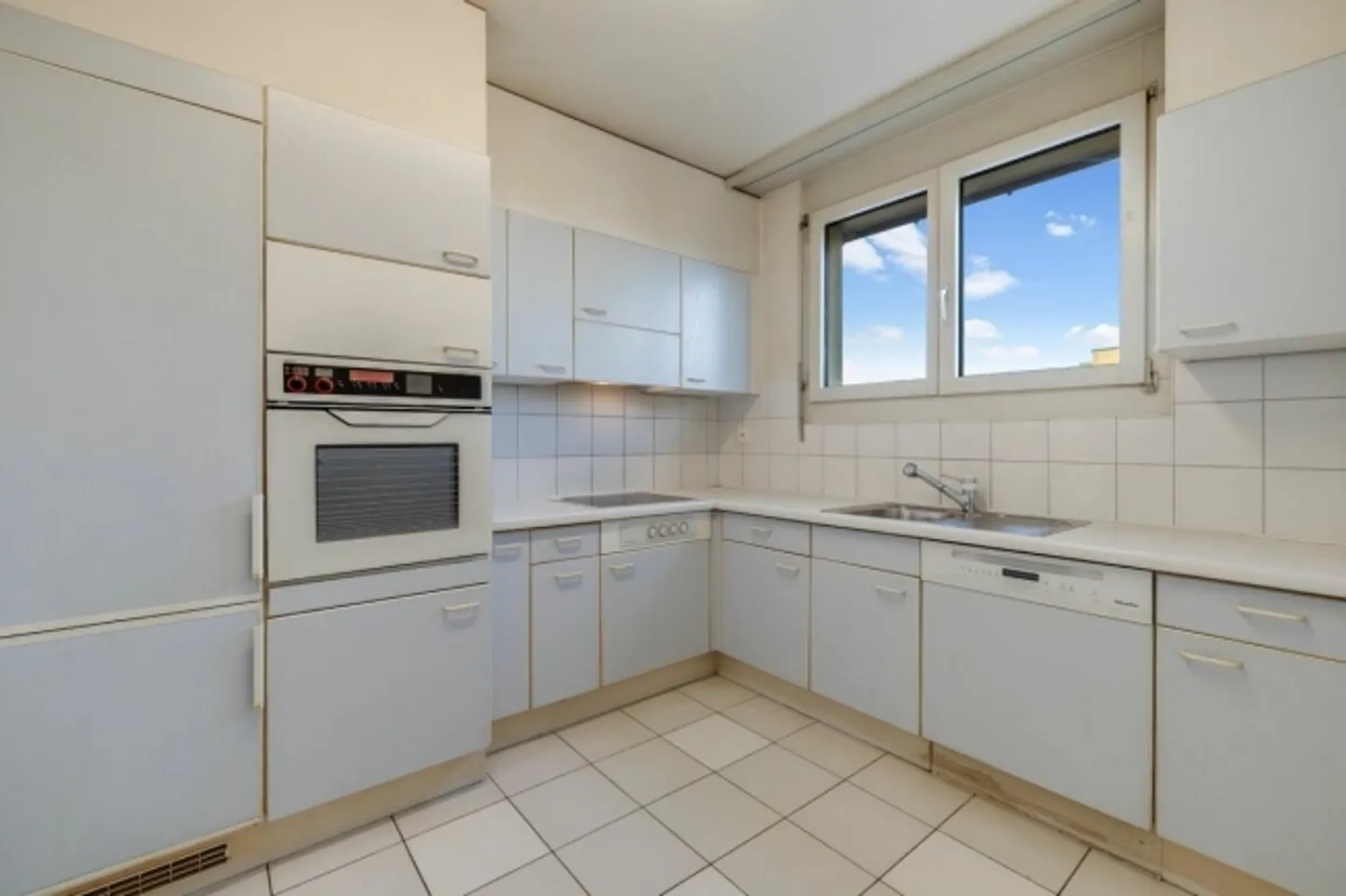 Vivere con vista sui tetti - Appartamento attico di 4,5 stanze con 2 terrazze e 2 posti auto - Foto 6 di 13