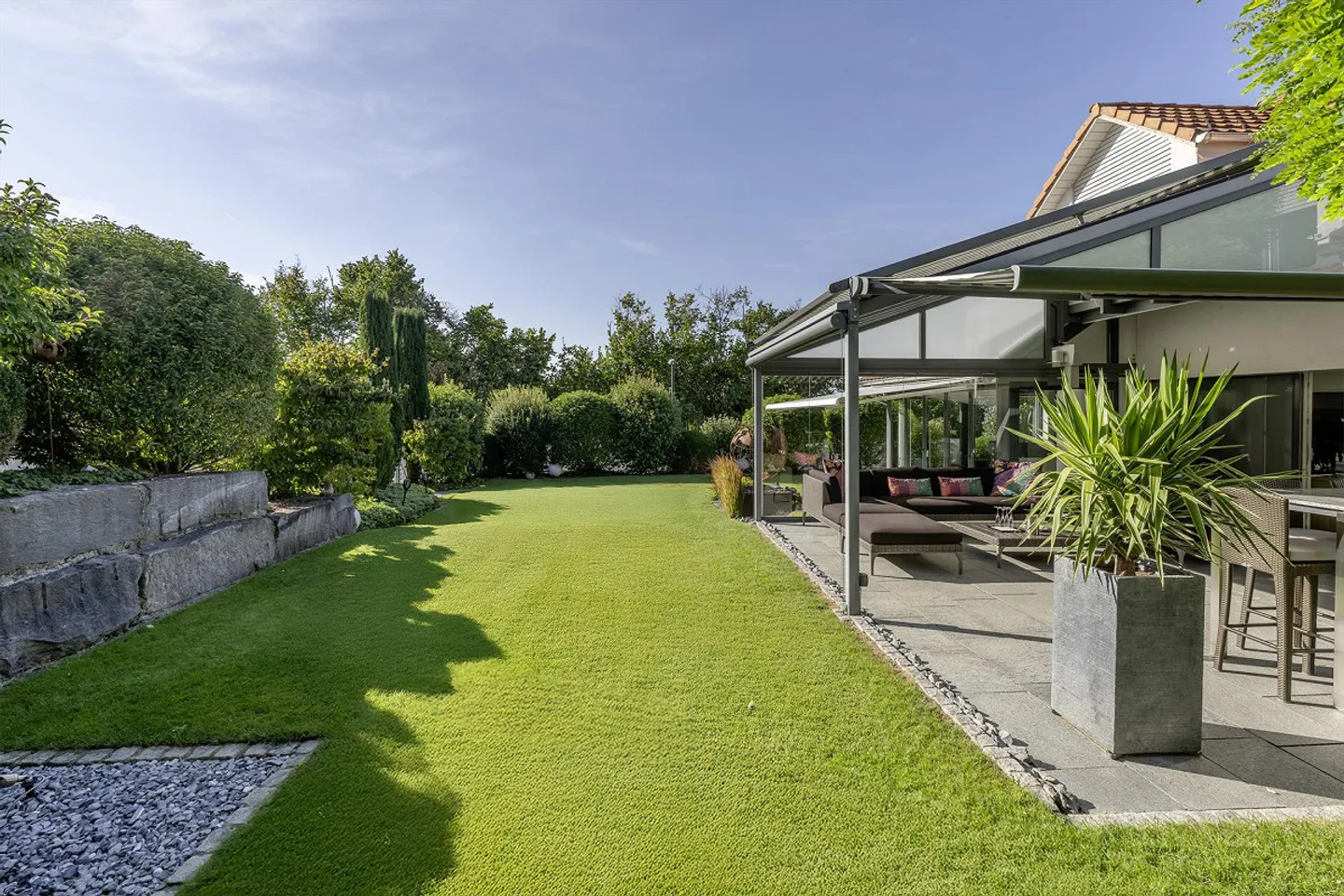 Stilvolles Einfamilienhaus mit Garten - Foto 1 von 12