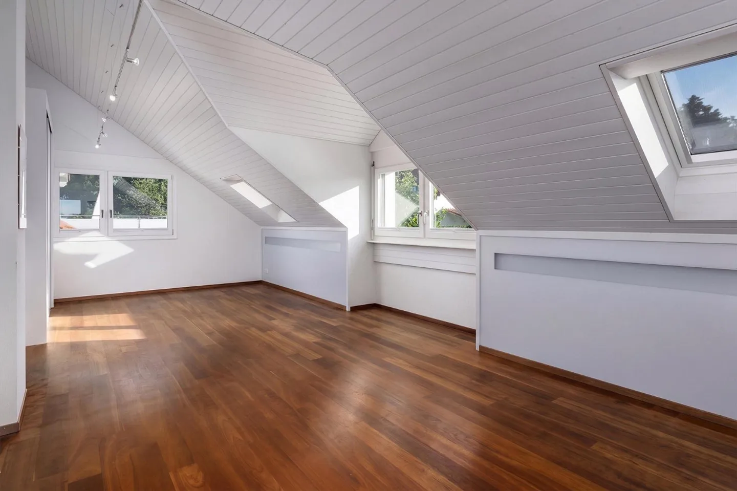Stilvolles Einfamilienhaus mit Garten - Foto 6 von 12
