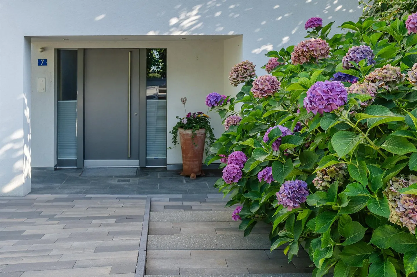 Stilvolles Einfamilienhaus mit Garten - Foto 9 von 12