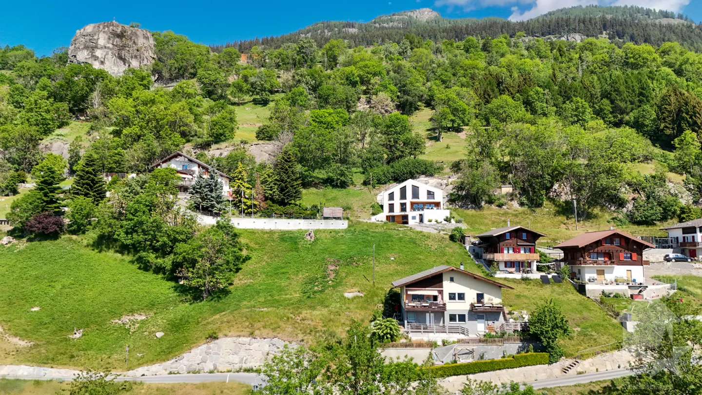 Sonniges Baugrundstück für ein Haus mit 2 Wohnungen - Foto 2 von 9