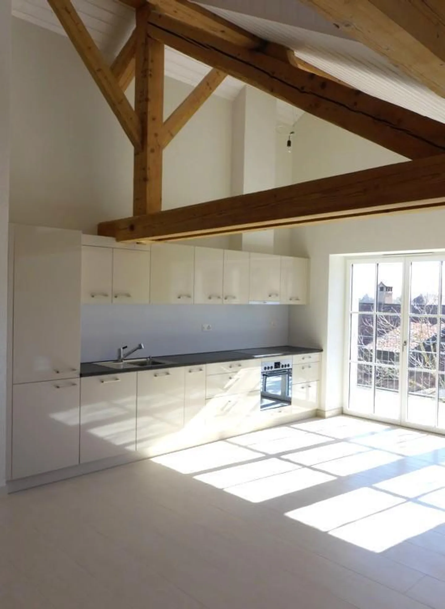 Bell'appartamento di 4.5 locali con terrazza nel centro del villaggio - Foto 3 di 9