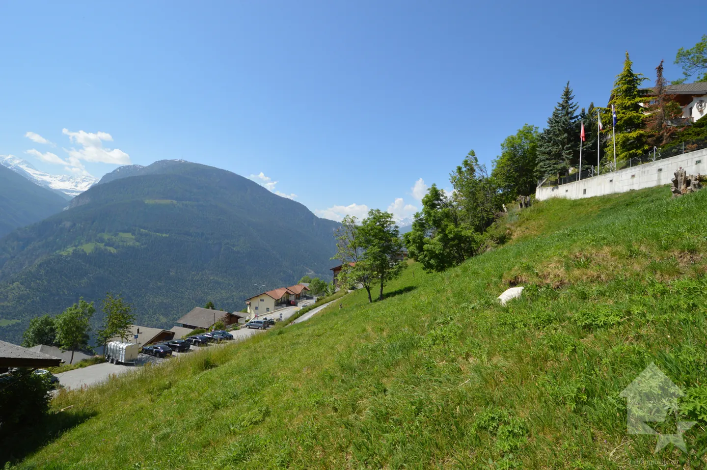 Sonniges Baugrundstück für ein Haus mit 2 Wohnungen - Foto 7 von 9