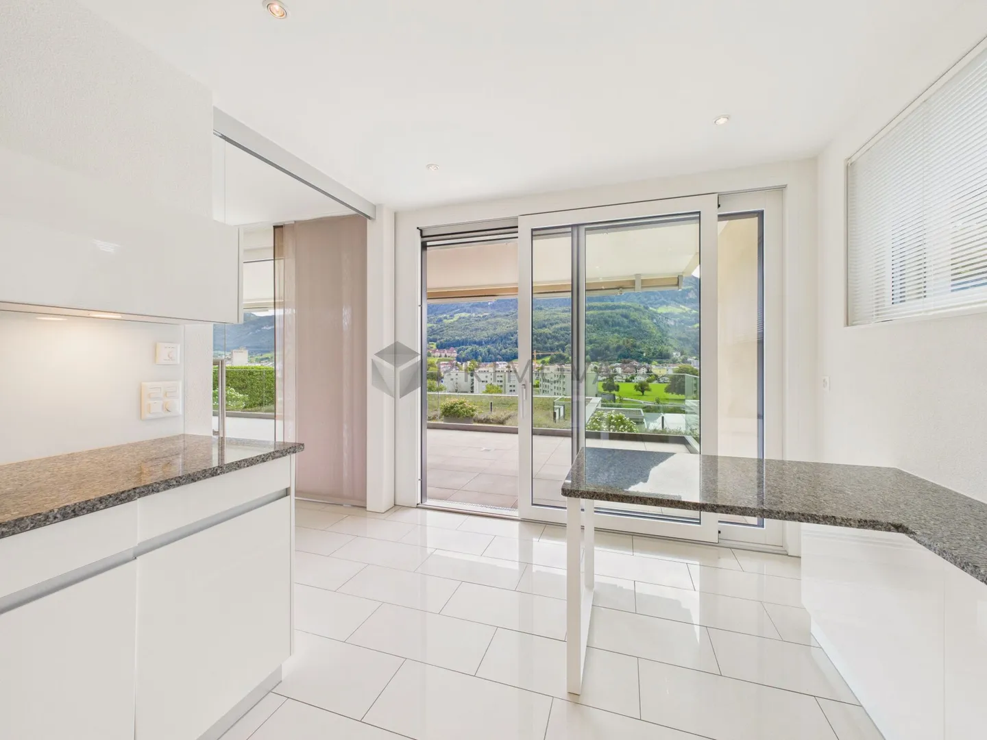 Spacious terrace apartment with garden and panoramic view of the mountains and the lake! - Photo 3 of 16