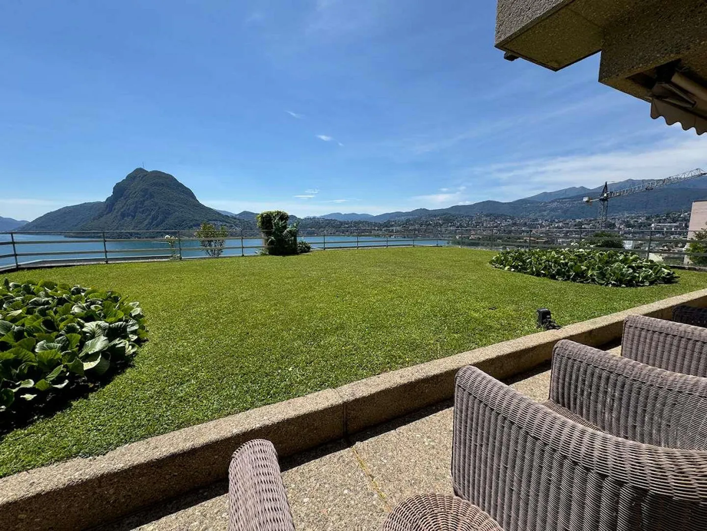 Holiday apartment with lake view and garden - Photo 1 of 11