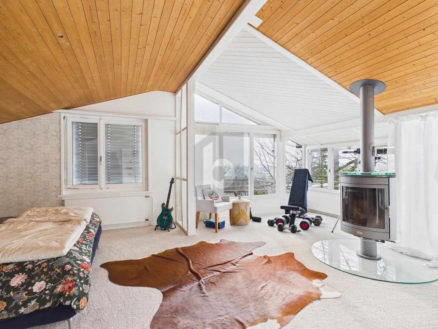 QUIET, SUNNY, WITH SPACIOUS GARDEN - Photo 2 of 6