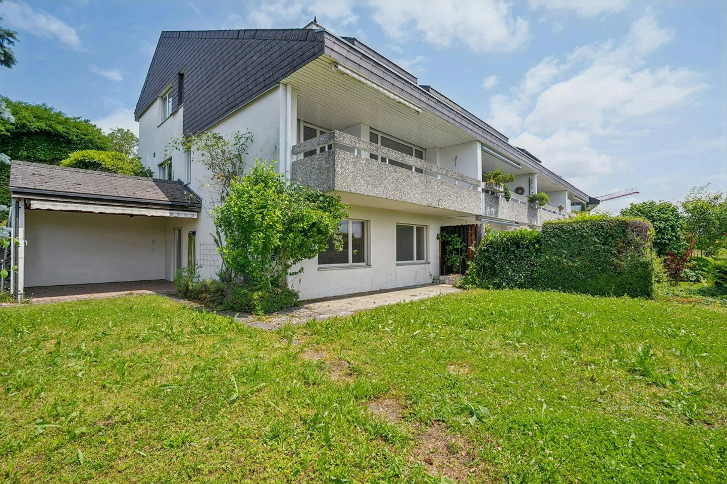 Panoramic view in your sunny 5.5-room corner house - Photo 2 of 13