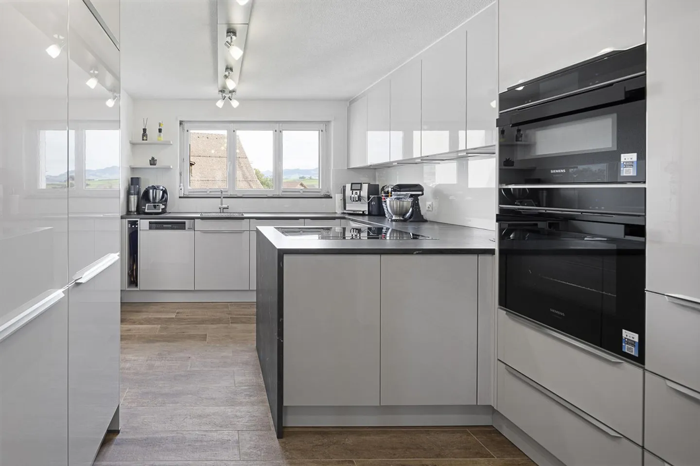 Oasis familiale bien entretenue avec beaucoup d'espace dans un emplacement central - Photo 1 sur 14