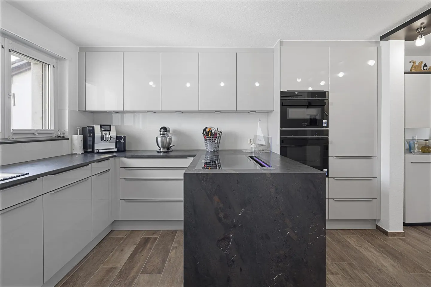 Oasis familiale bien entretenue avec beaucoup d'espace dans un emplacement central - Photo 5 sur 14