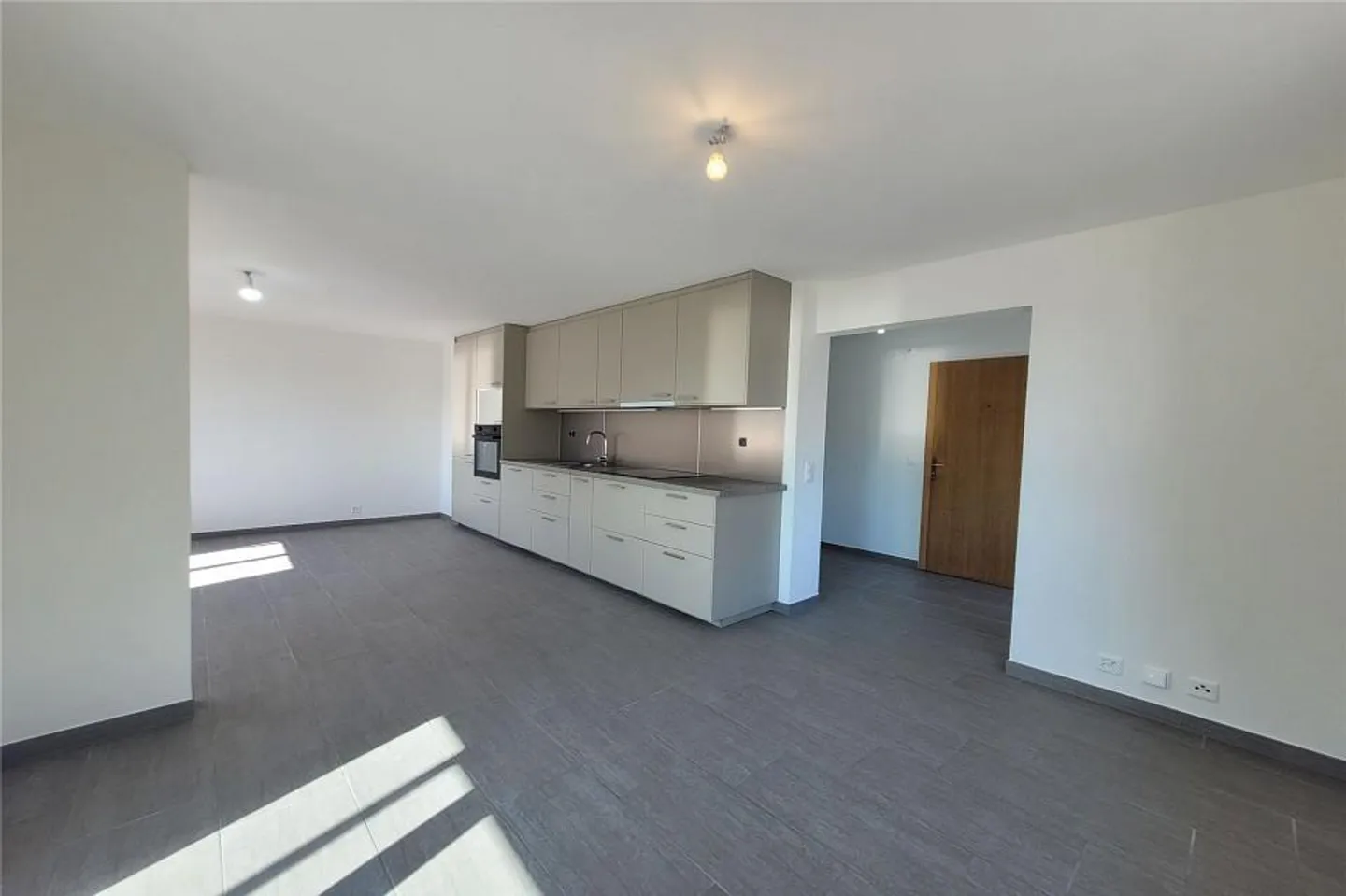 Renovated 2.5-room apartment with veranda - Photo 2 of 13