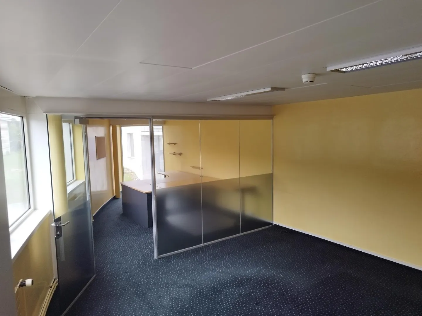 Büros von 210m2 im Erdgeschoss & 1. Stock mit 4 Parkplätzen - Foto 4 von 13