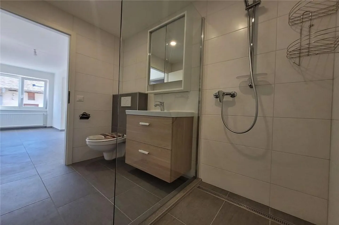 Renovated 2.5-room apartment with veranda - Photo 3 of 13