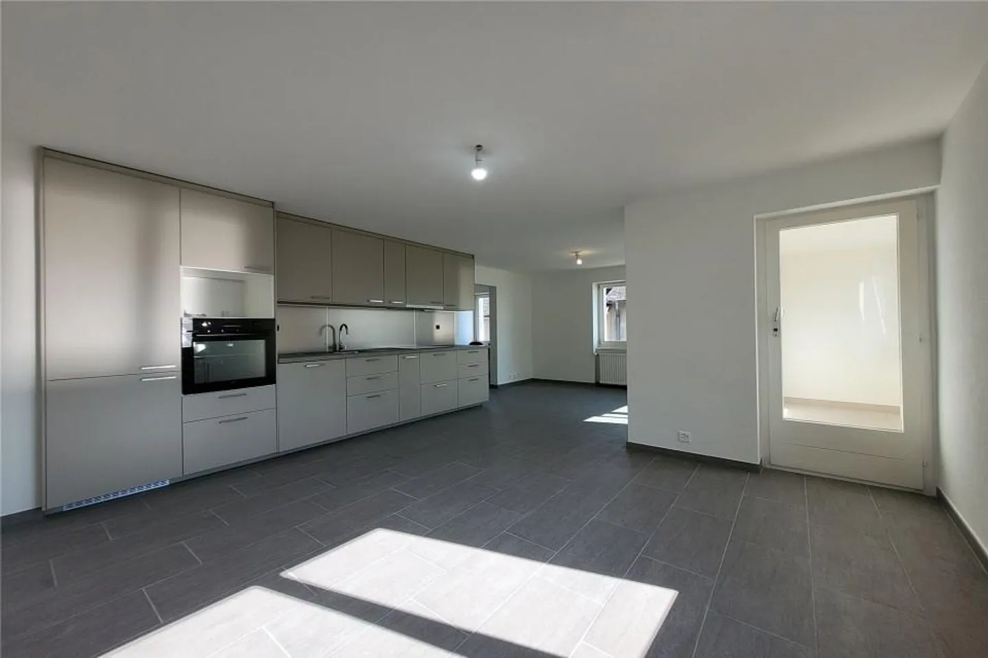 Renovated 2.5-room apartment with veranda - Photo 4 of 13