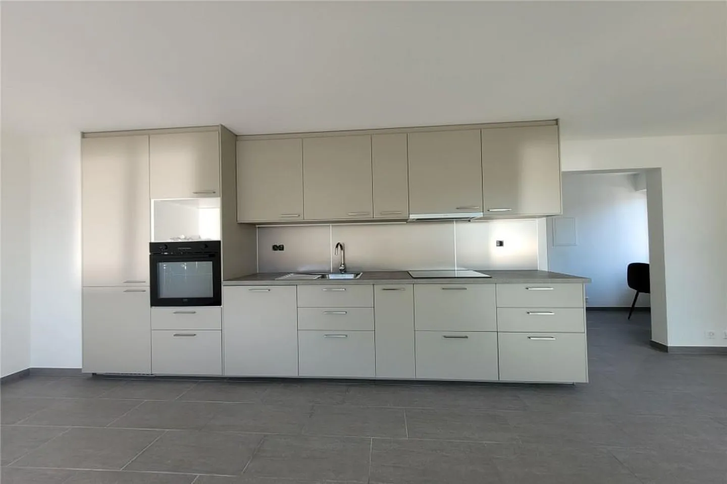 Renovated 2.5-room apartment with veranda - Photo 5 of 13