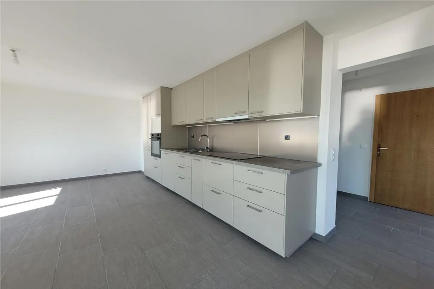 Renovated 2.5-room apartment with veranda - Photo 6 of 13