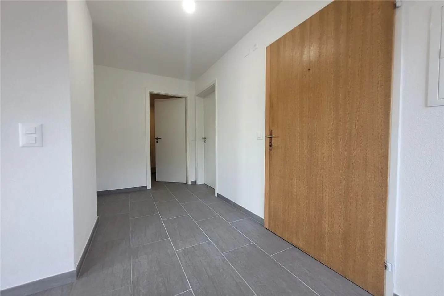 Renovated 2.5-room apartment with veranda - Photo 7 of 13
