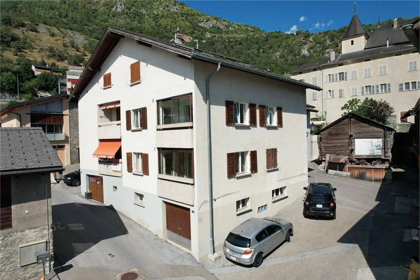 Renovated 2.5-room apartment with veranda - Photo 1 of 13