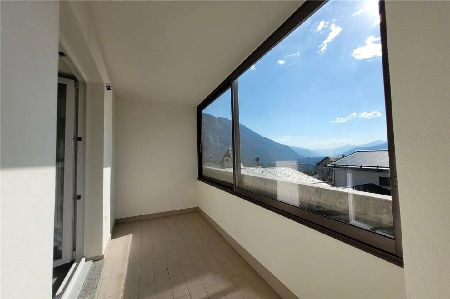 Renovated 2.5-room apartment with veranda - Photo 8 of 13
