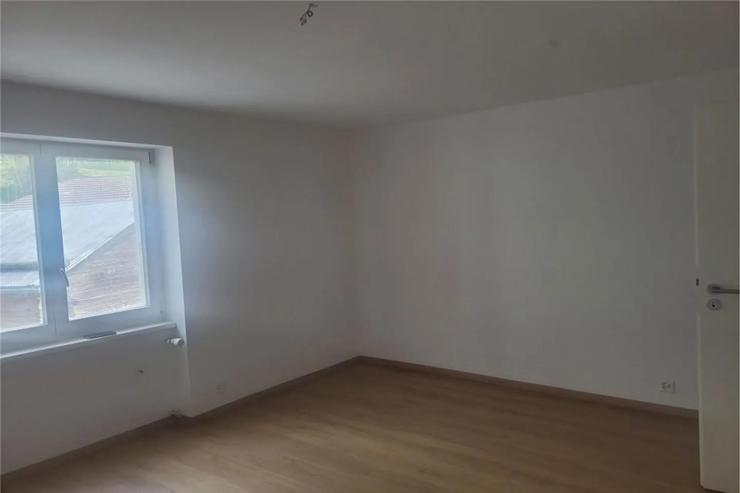 Renovated 2.5-room apartment with veranda - Photo 10 of 13