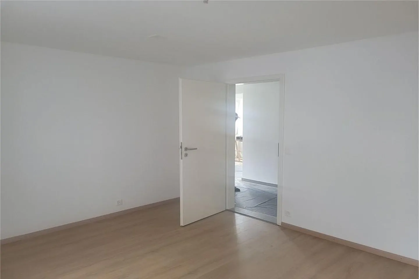 Renovated 2.5-room apartment with veranda - Photo 11 of 13