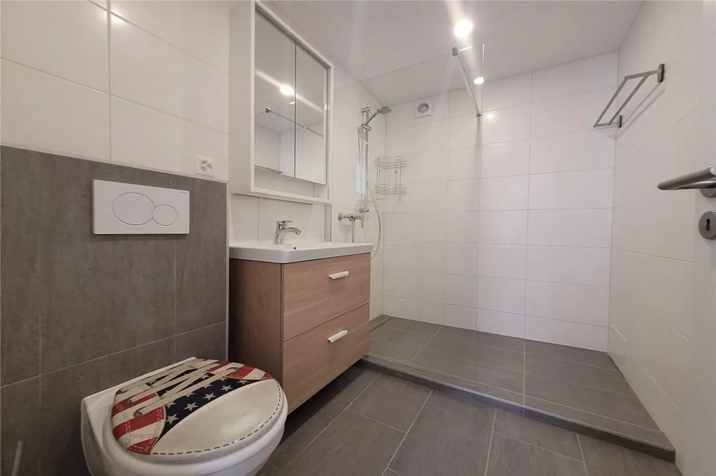Renovated 2.5-room apartment with veranda - Photo 12 of 13
