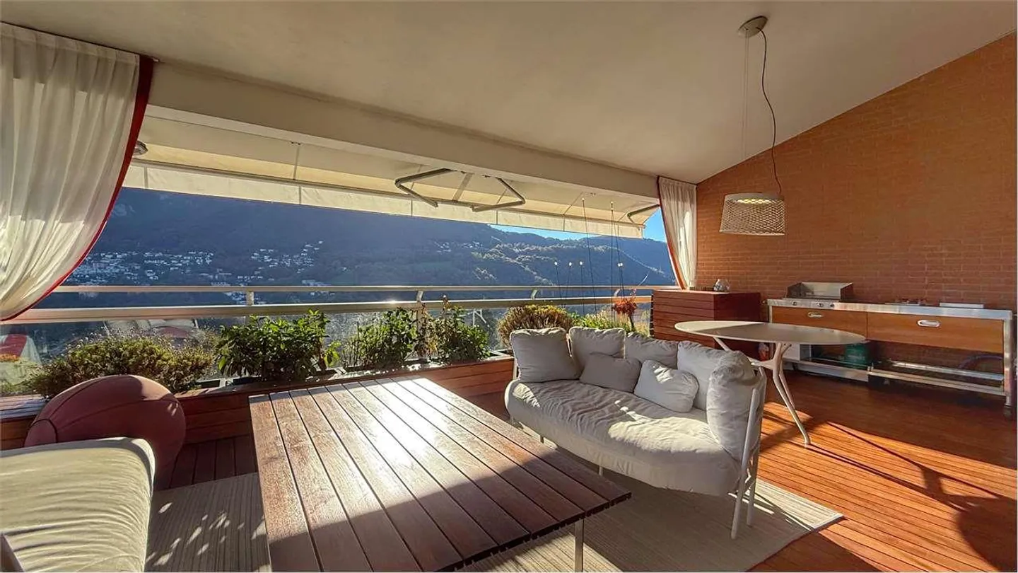 Beautiful penthouse duplex with lake view for sale - Photo 2 of 13