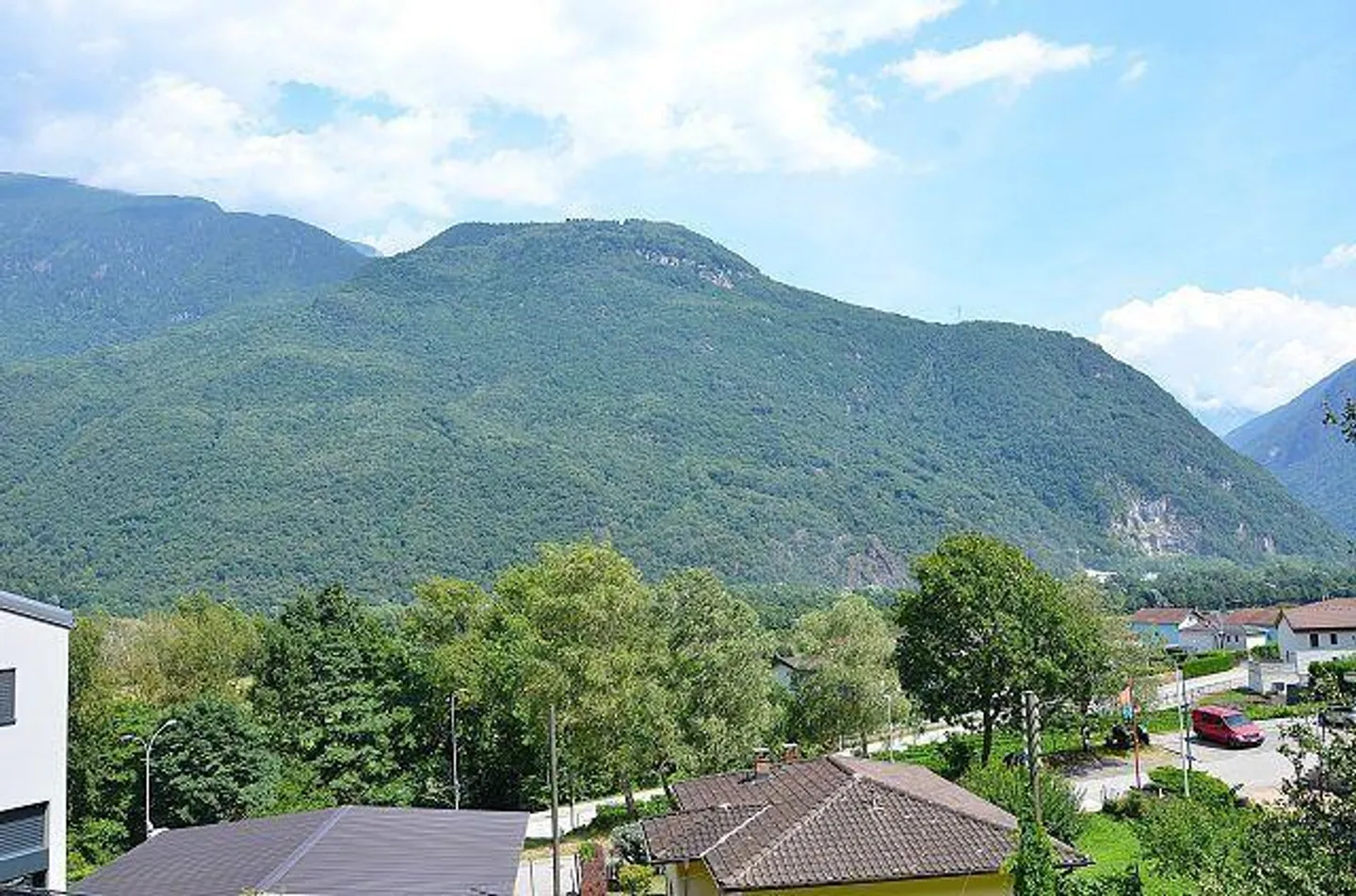 Sonniges Baugrundstück in Gnosca - Foto 8 von 13