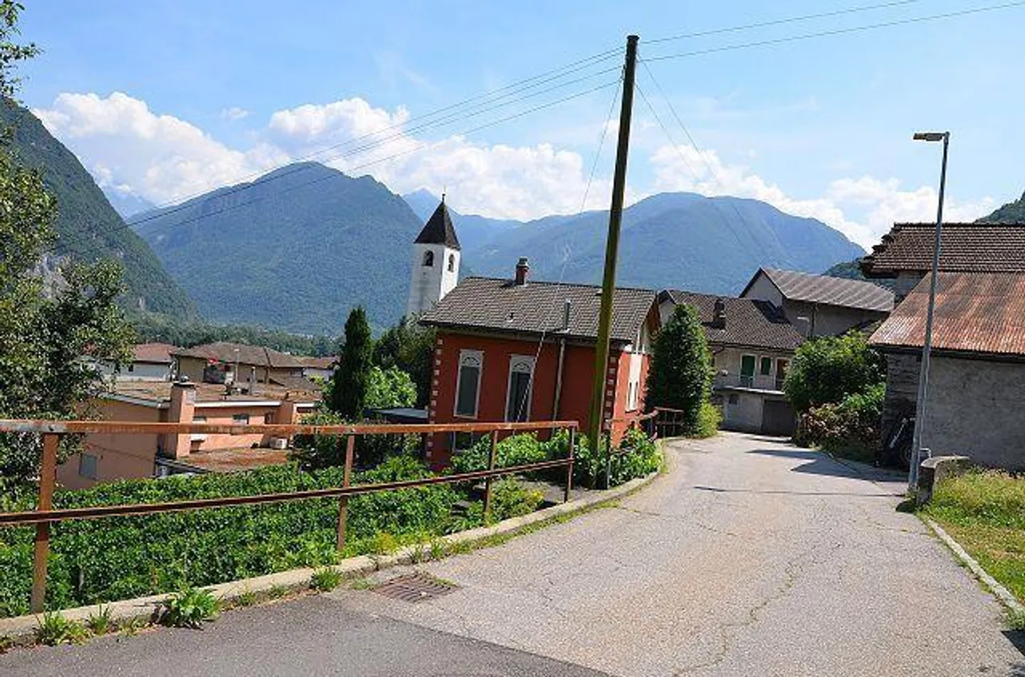 Sonniges Baugrundstück in Gnosca - Foto 9 von 13