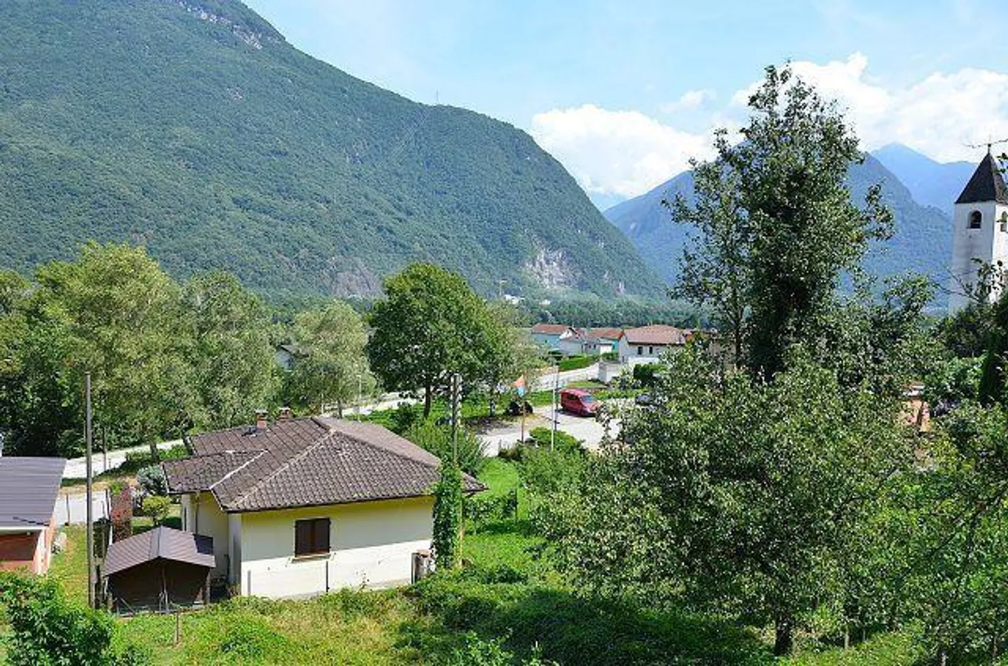 Sonniges Baugrundstück in Gnosca - Foto 1 von 13