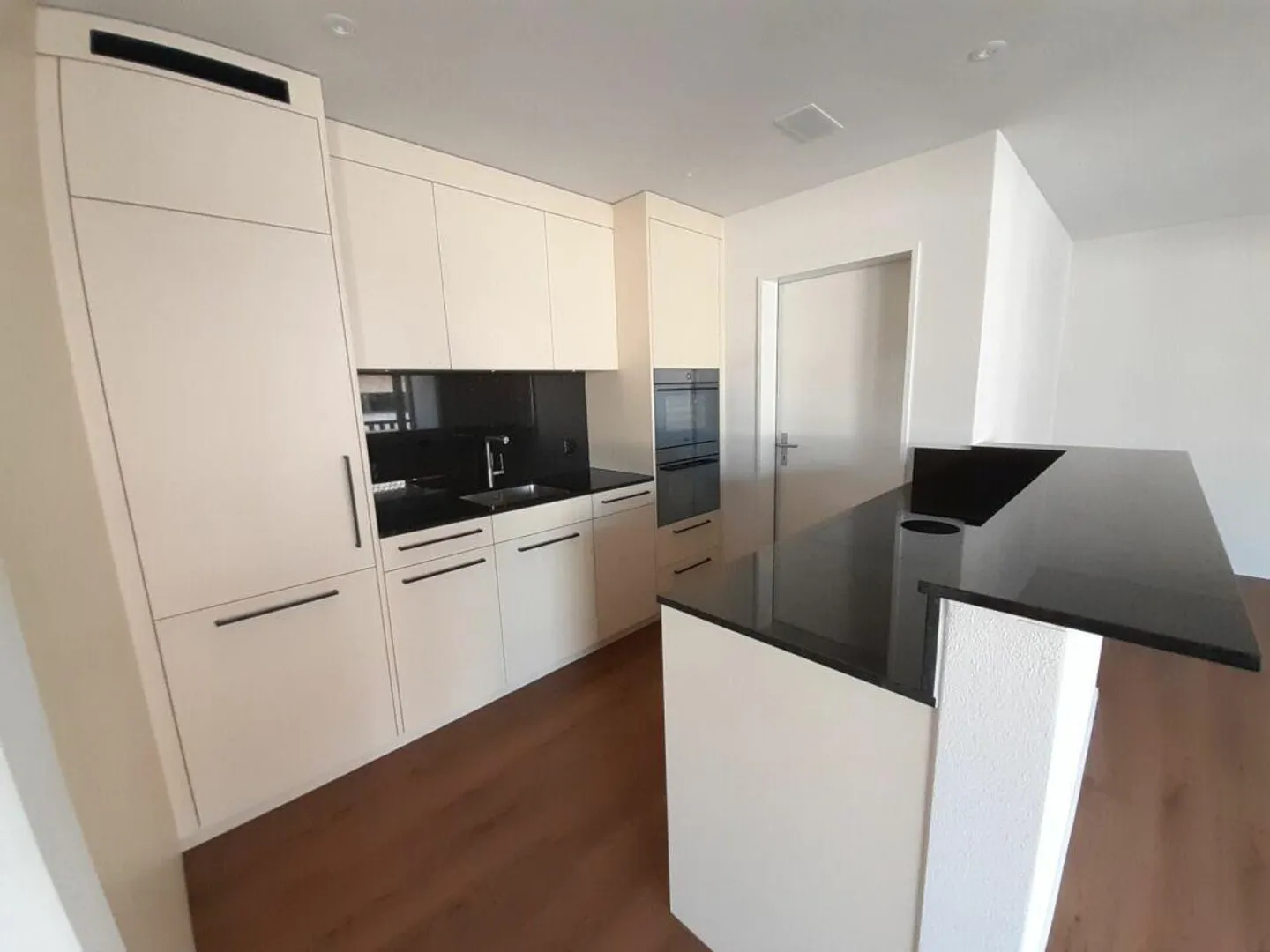 Great 2 1/2 room apartment with large balcony - Photo 3 of 8