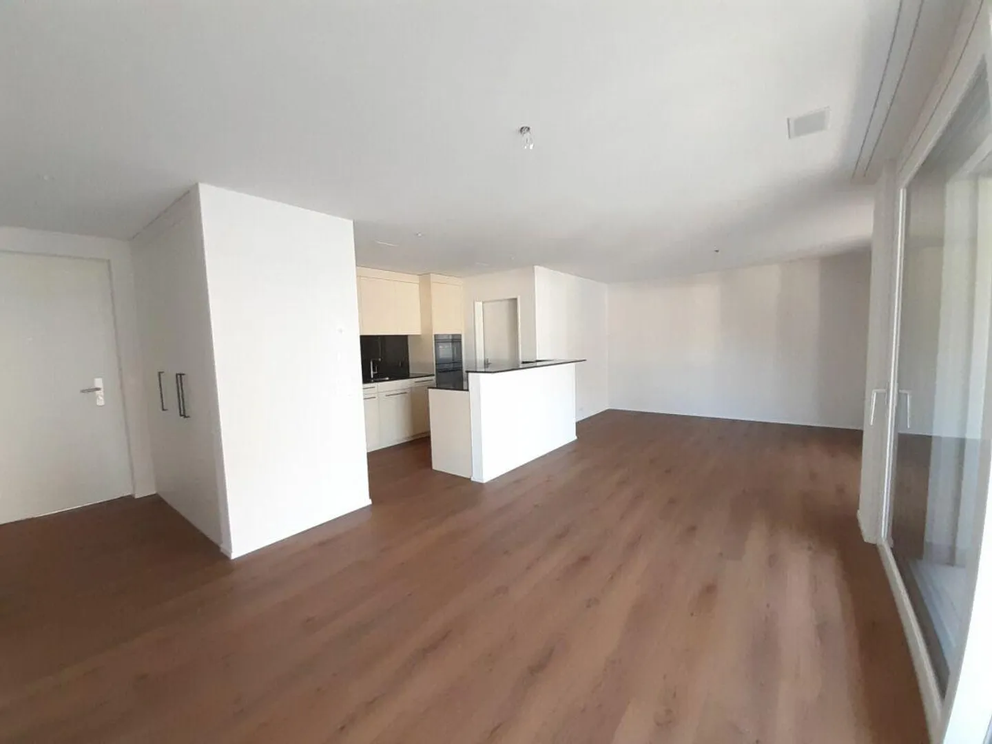 Great 2 1/2 room apartment with large balcony - Photo 4 of 8