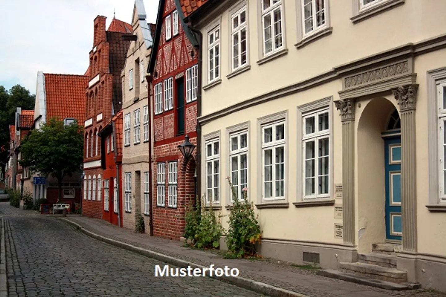 Mixed-use building for sale - Photo 1 of 13