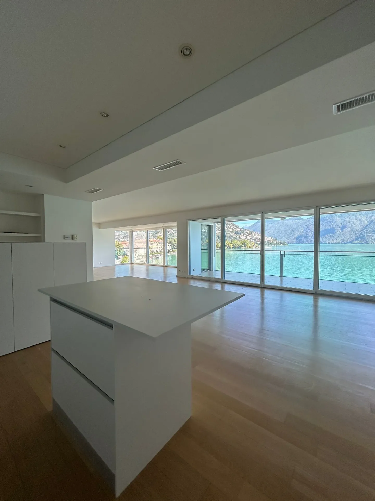 Appartamento elegante con vista lago - Foto 1 di 13