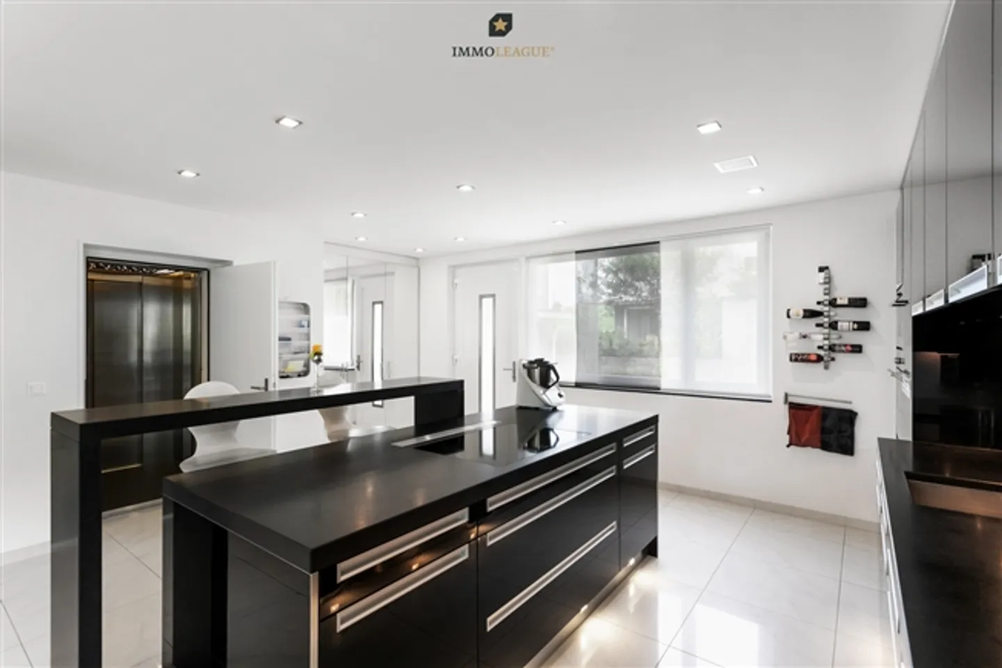 Exclusive living in a quiet location with wellness area near the city. - Photo 6 of 12