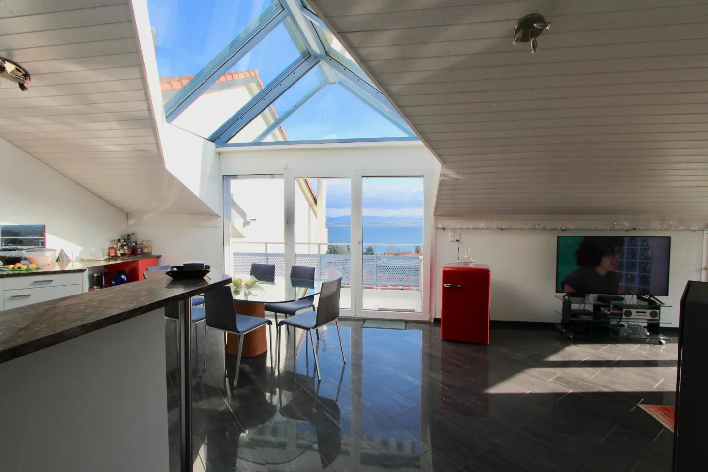 Appartement de Luxe avec Vue sur le Lac - Photo 2 sur 24