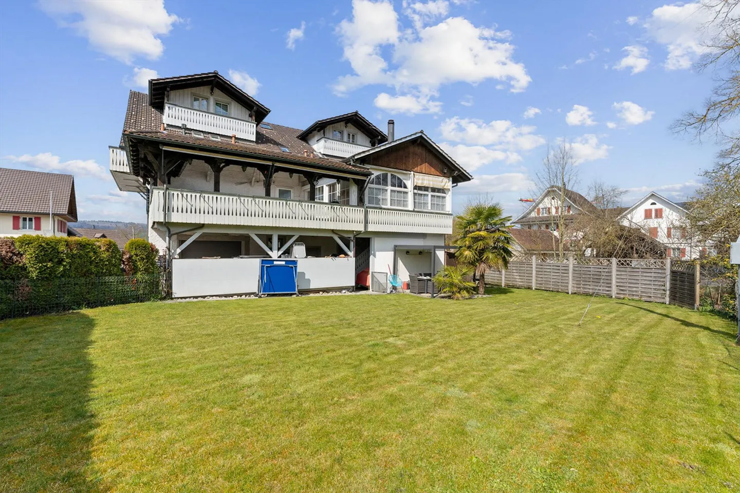 3 Familienhaus mit grosser Werkstatt plus 10 Parkplätze - Photo 1 of 10