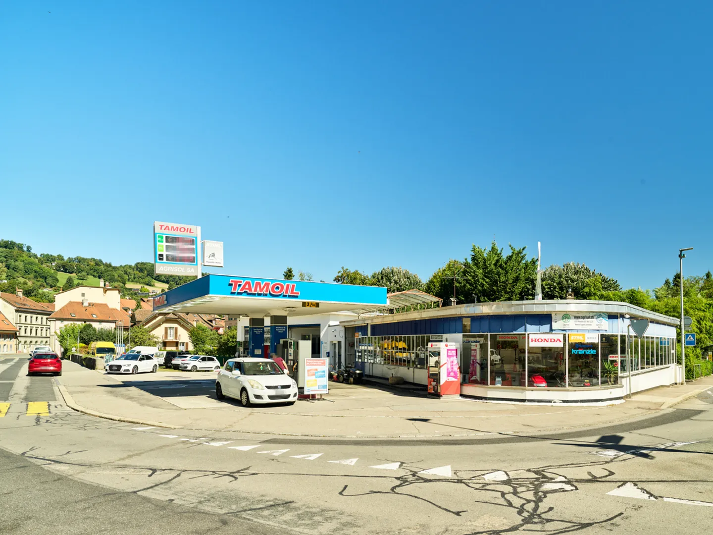 Spazio commerciale idealmente situato e completamente vetrato - Foto 1 di 3