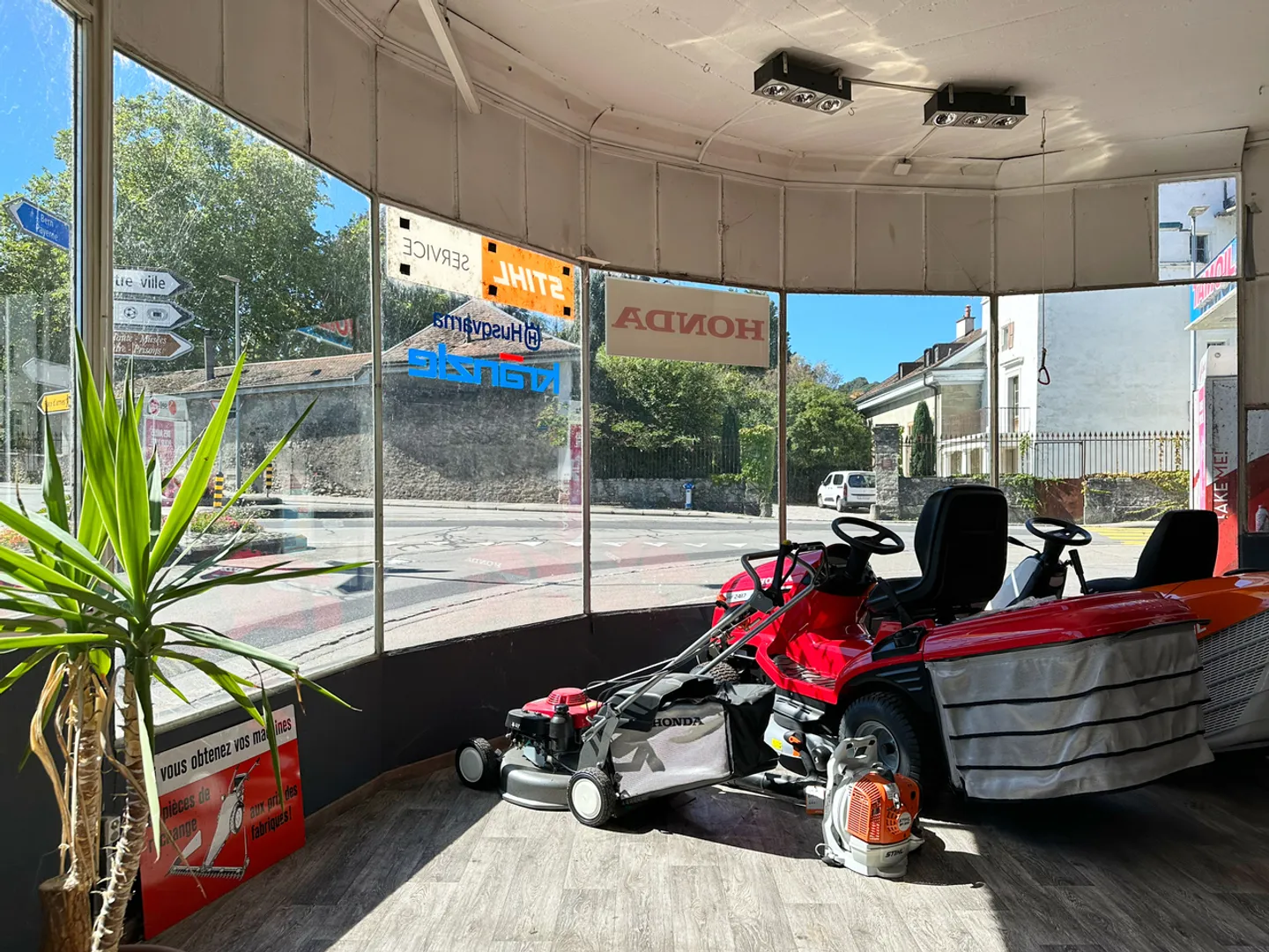 Spazio commerciale idealmente situato e completamente vetrato - Foto 3 di 3
