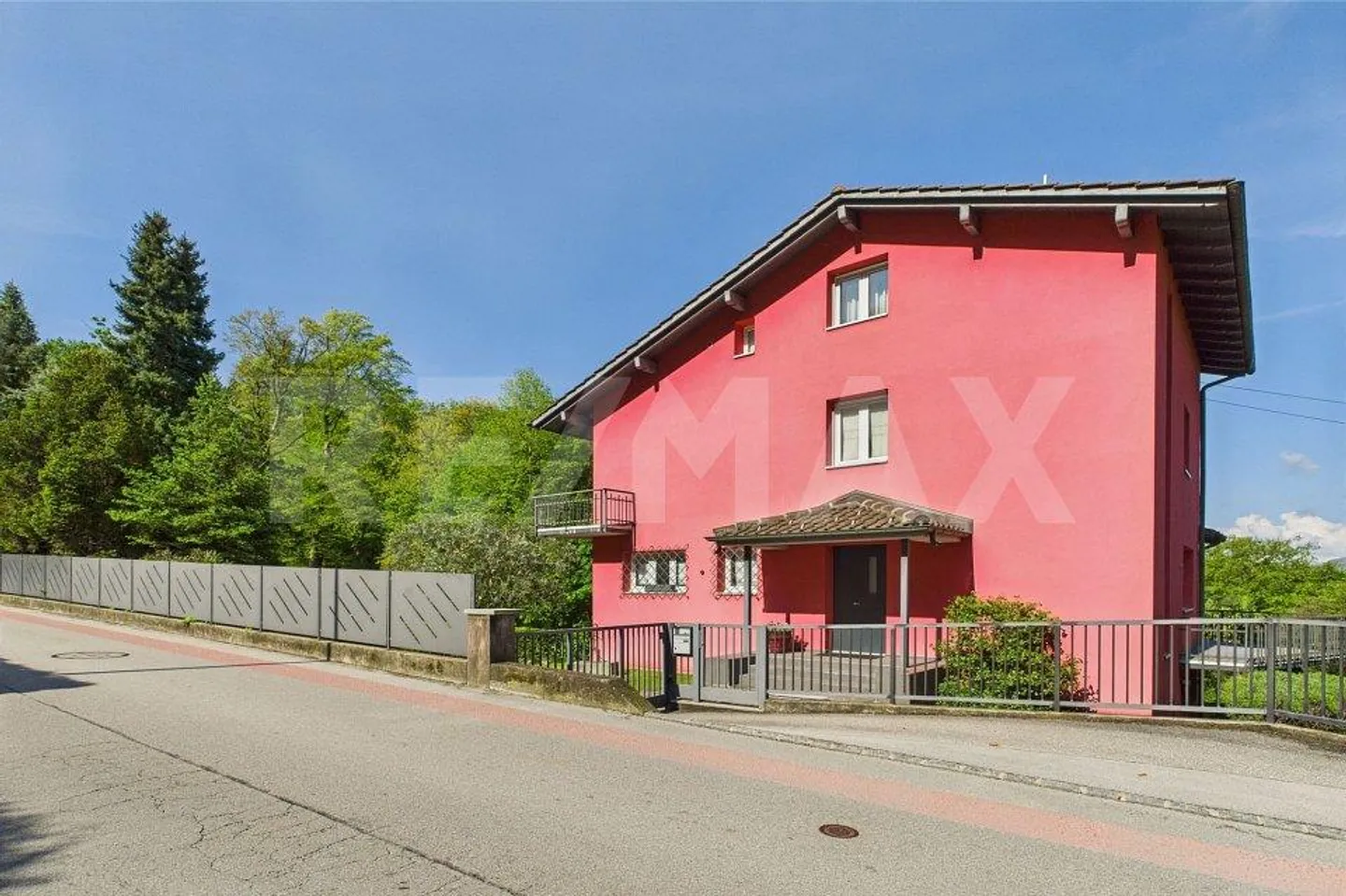 Villa indipendente con giardino e privacy a Carabbia - Foto 4 di 13