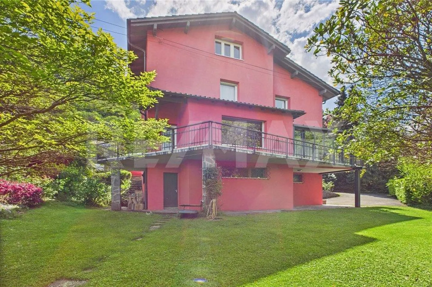 Villa indipendente con giardino e privacy a Carabbia - Foto 1 di 13