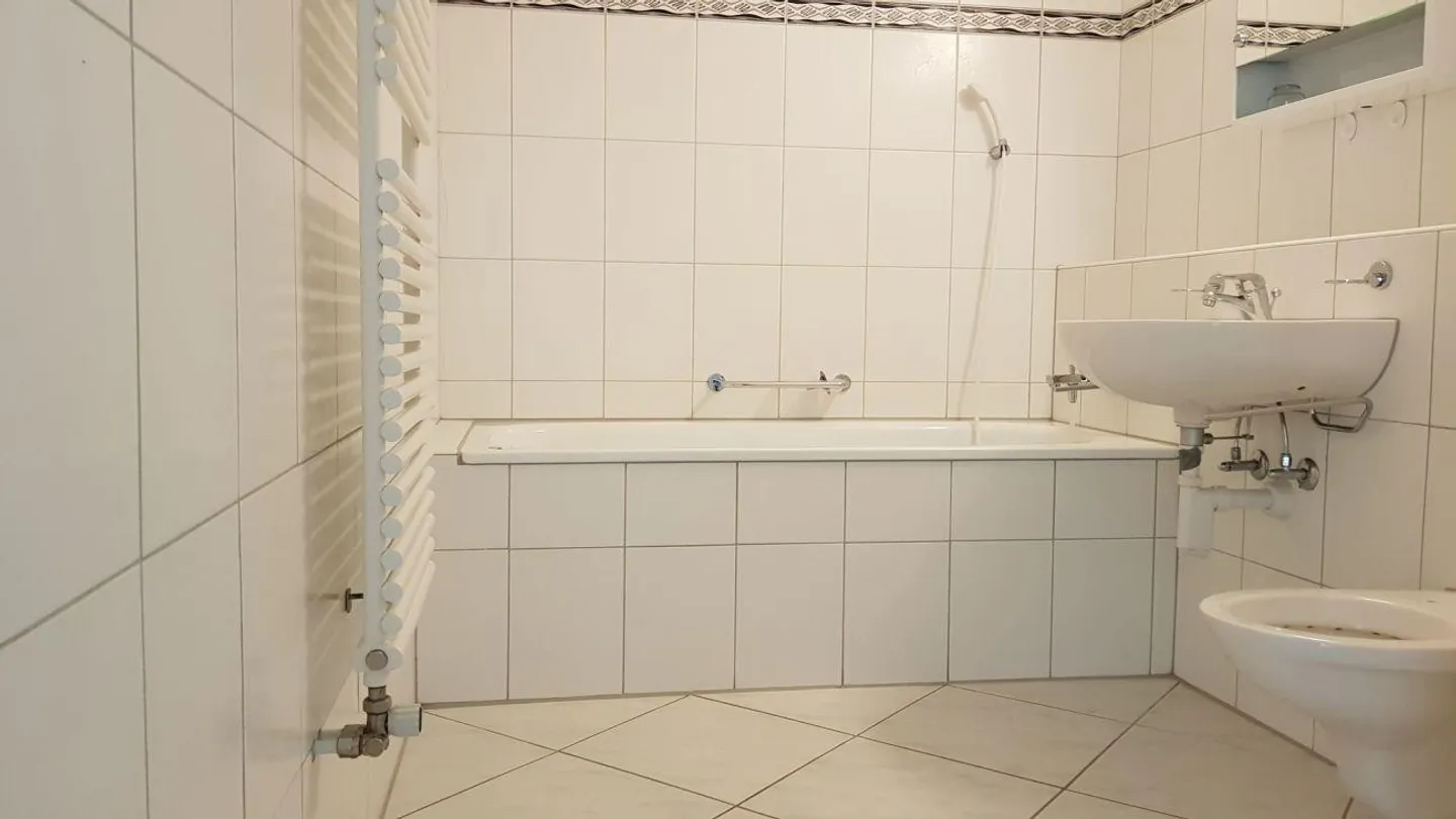 Attractive 2.5-room apartment with terrace - Photo 6 of 8