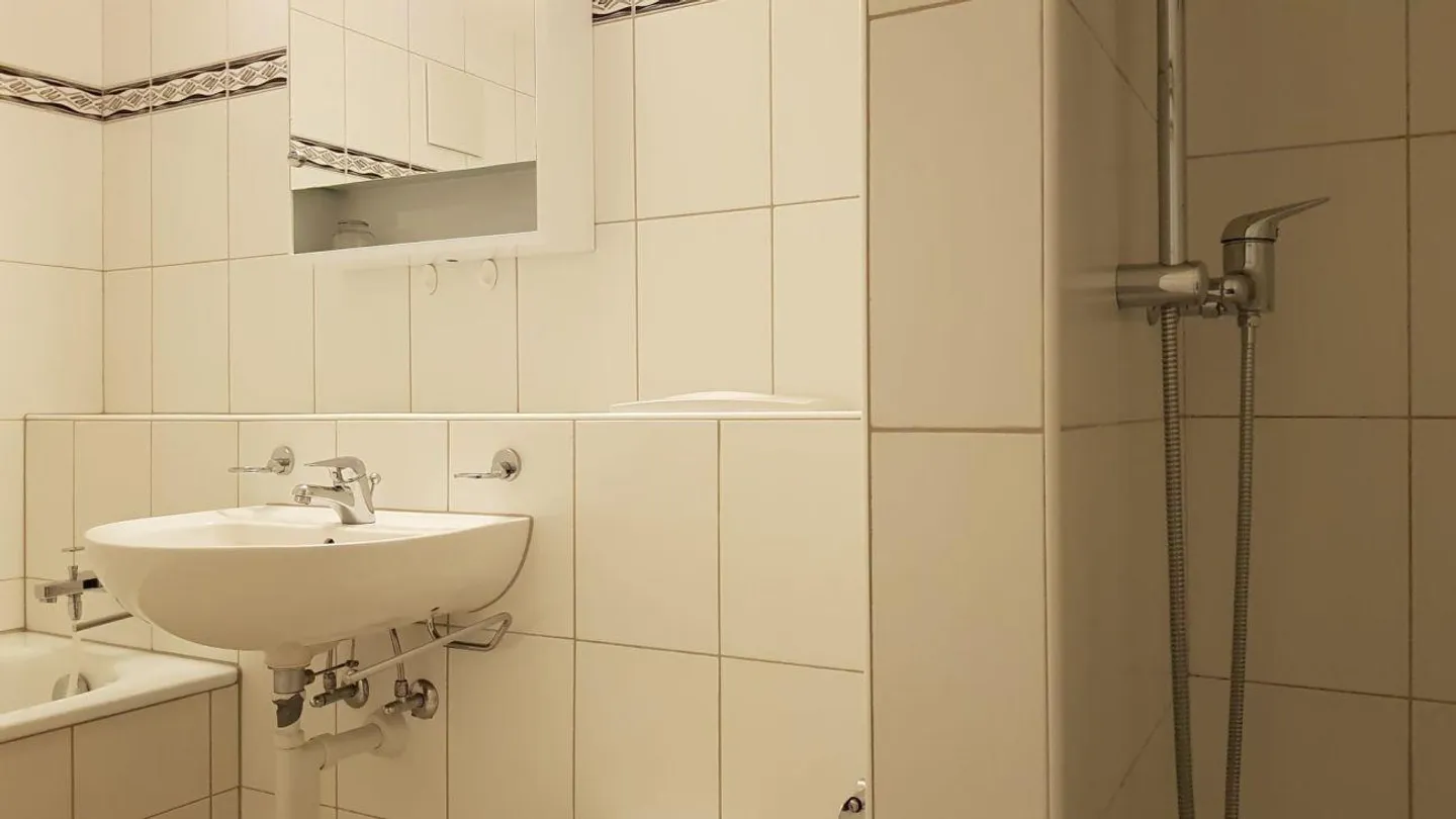 Attractive 2.5-room apartment with terrace - Photo 5 of 8