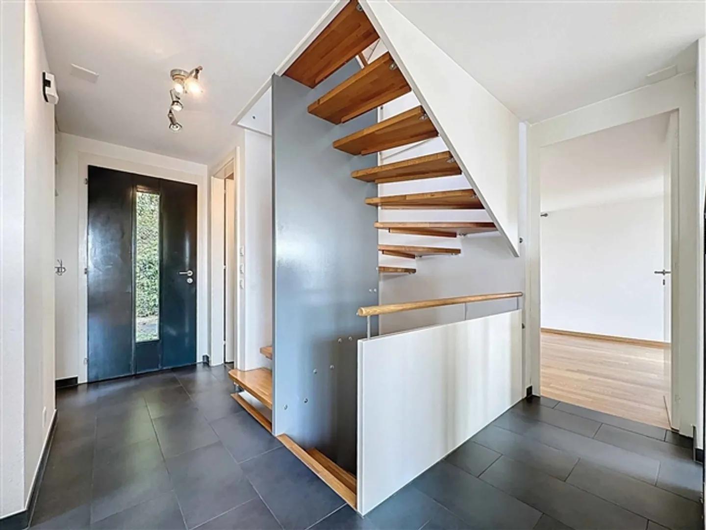 Detached villa with 7.5 rooms, just a stone's throw from the village - Photo 11 of 13