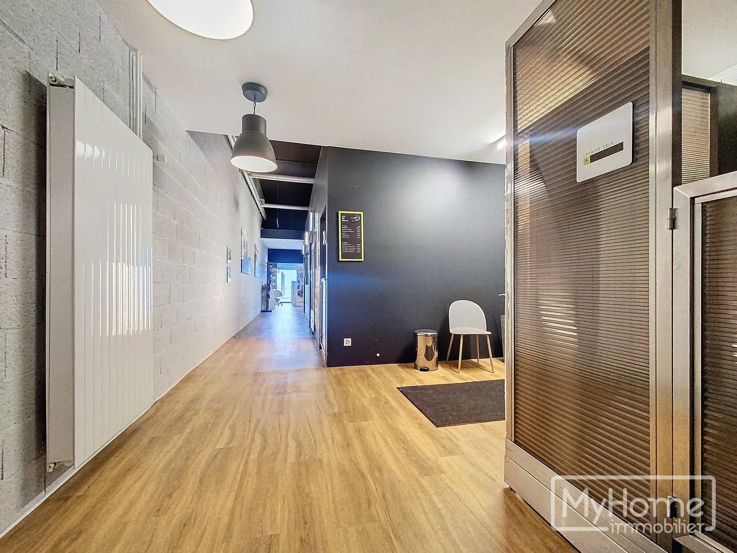 Spazio commerciale al piano terra - Foto 3 di 4