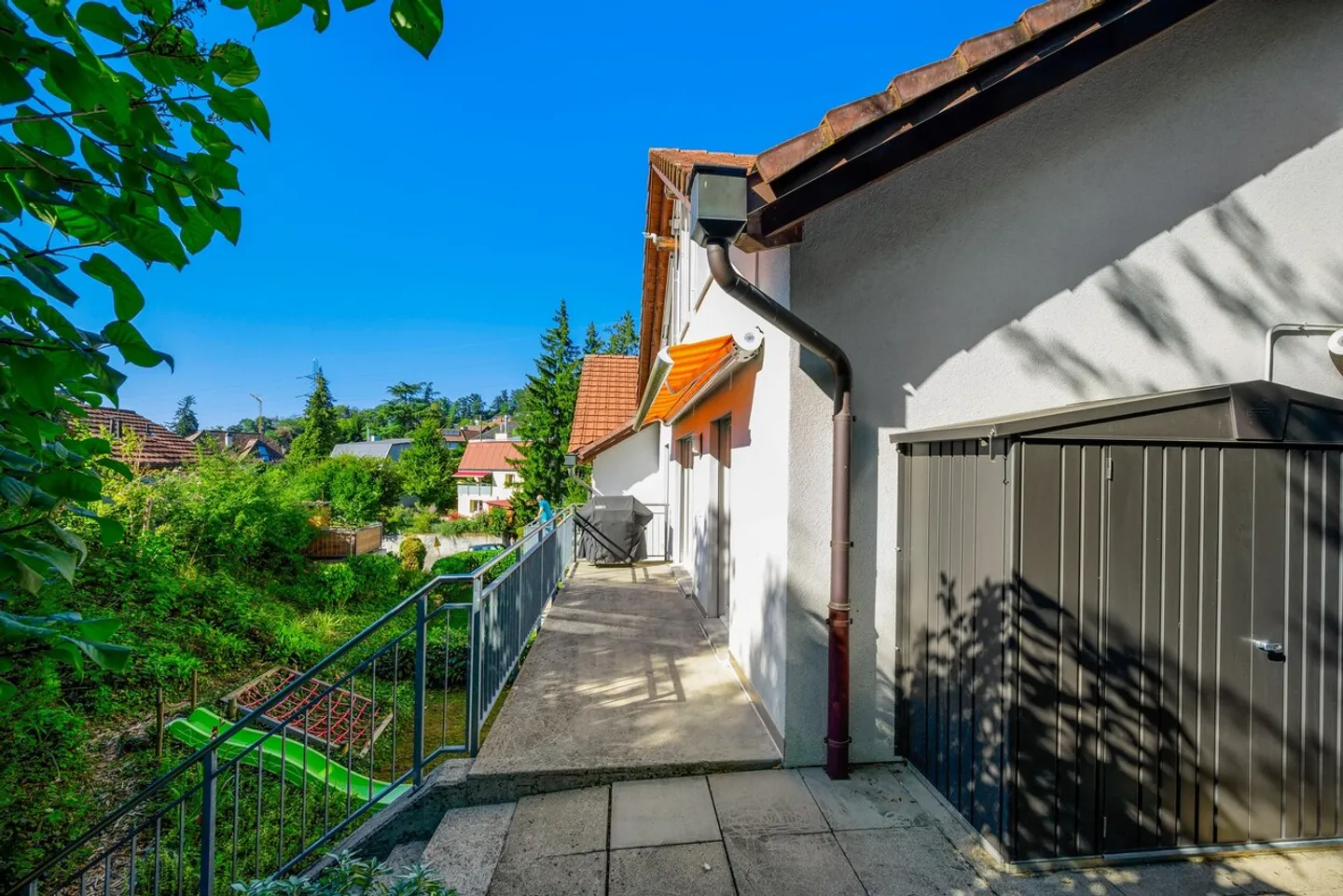 Casa bifamiliare esclusiva con privacy e tanto verde - Foto 3 di 16